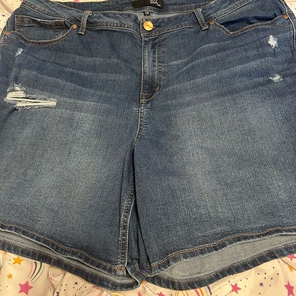 1822 Denim Blue Jean Shorts with Distressed Details - Picture 2 of 12